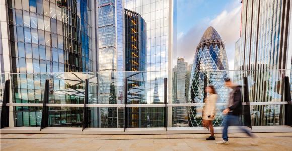 Un couple urbain se balade dans le quartier d’affaires de Londres.