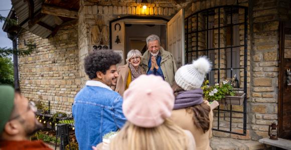 Des parents accueillent leurs enfants, qui sont venus les visiter pendant les vacances d’hiver.